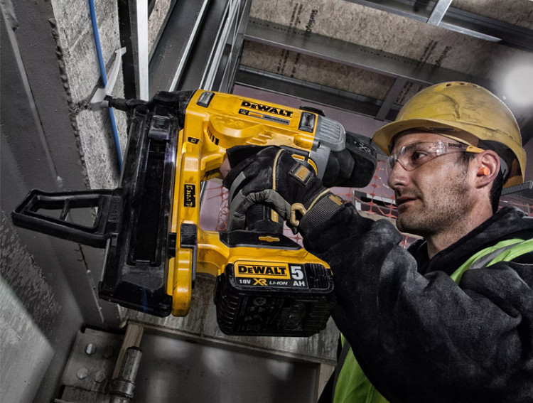 Аккумуляторный гвоздезабиватель DeWALT DCN890N