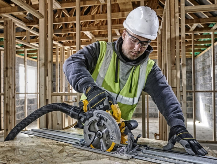 Аккумуляторная дисковая пила DeWALT DCS572NT