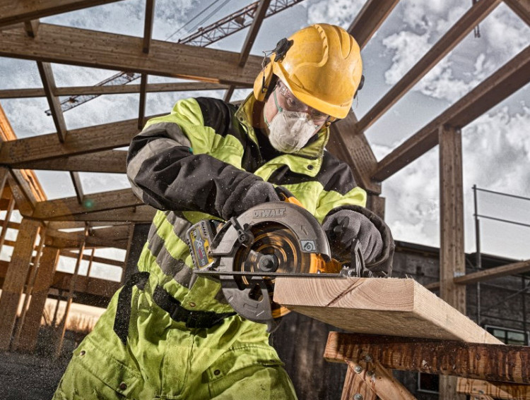 Аккумуляторная дисковая пила DeWALT DCS575N