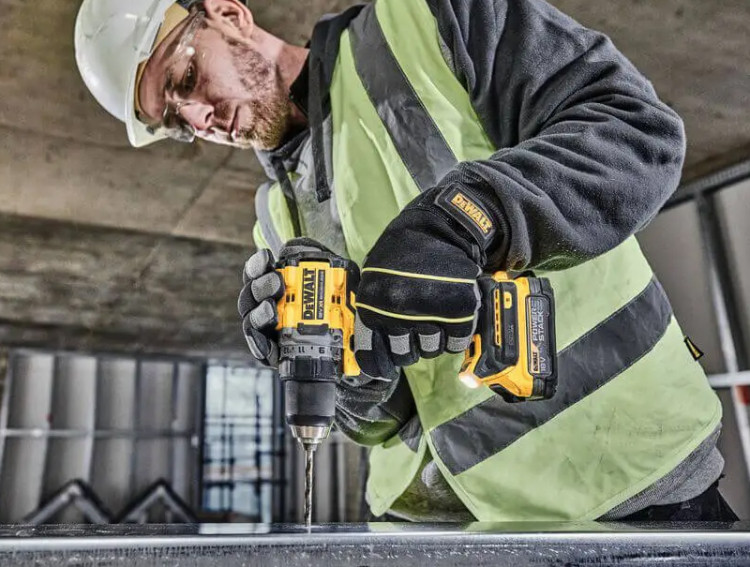 Аккумуляторная дрель-шуруповерт DeWALT DCD800E1T