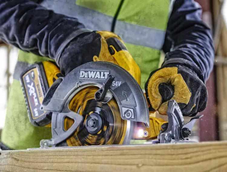 Аккумуляторная дисковая пила DeWALT DCS578NT