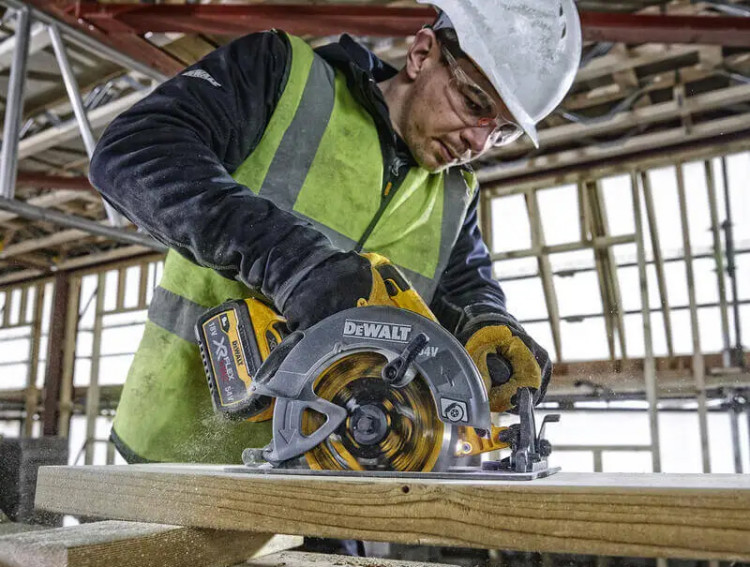 Аккумуляторная дисковая пила DeWALT DCS578T2