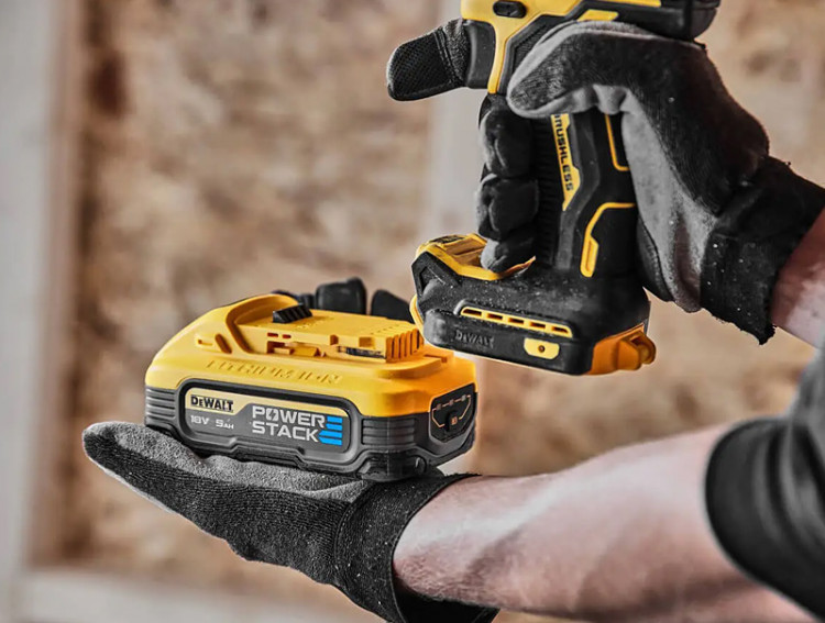 Аккумуляторная дрель-шуруповерт DeWALT DCD800H2T