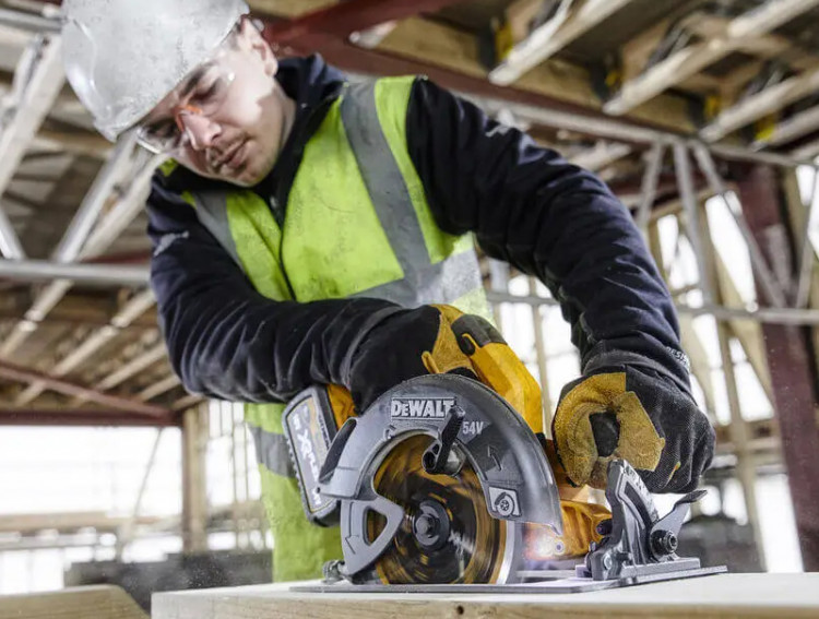 Аккумуляторная дисковая пила DeWALT DCS578X2