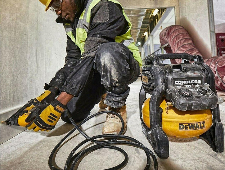 Акумуляторный воздушный компрессор DeWALT DCC1054N