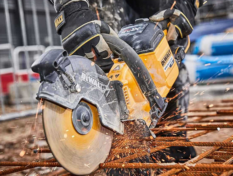 Аккумуляторная отрезная пила DeWALT DCS690X2
