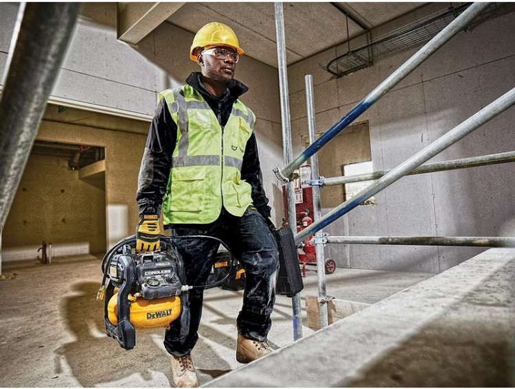 Акумуляторный воздушный компрессор DeWALT DCC1054T2