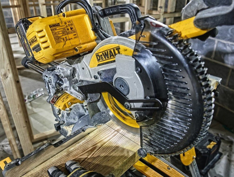 Аккумуляторная торцовочная пила DeWALT DCS727N
