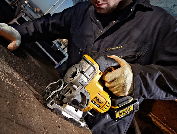 Аккумуляторный лобзик DeWALT DCS331NT