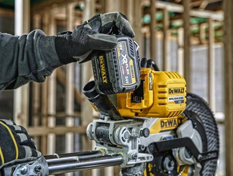 Аккумуляторная торцовочная пила DeWALT DCS727T2