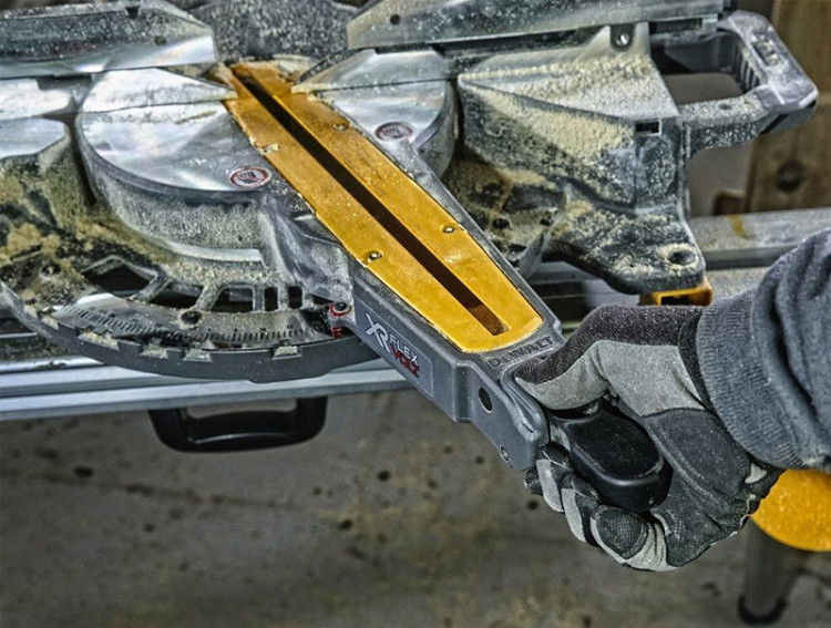 Аккумуляторная торцовочная пила DeWALT DCS727T2