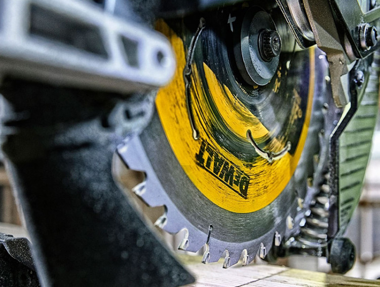 Аккумуляторная торцовочная пила DeWALT DCS727T2