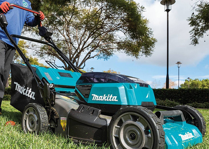 Аккумуляторная газонокосилка MAKITA SOFA-DLM530PT4 + ламзак