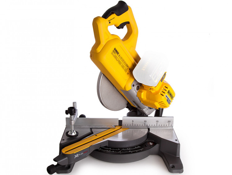 Аккумуляторная торцовочная пила DeWALT DCS777N