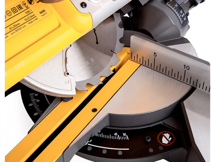 Аккумуляторная торцовочная пила DeWALT DCS777N