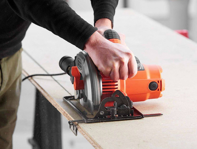 Дисковая пила BLACK&DECKER CS1550