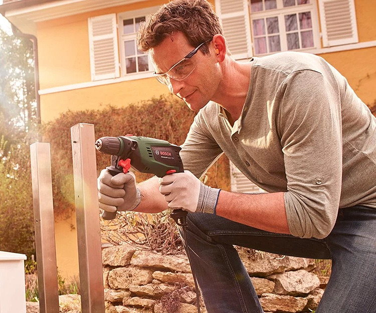 Ударная дрель Bosch UniversalImpact 700 + набор