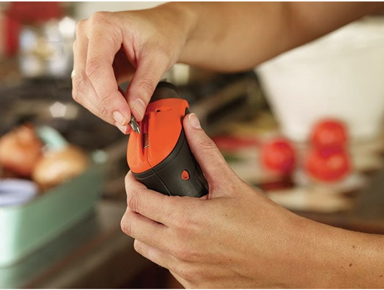 Аккумуляторная отвертка BLACK&DECKER CS3652LC