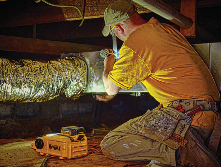 Аккумуляторный фонарь DeWALT DCL060