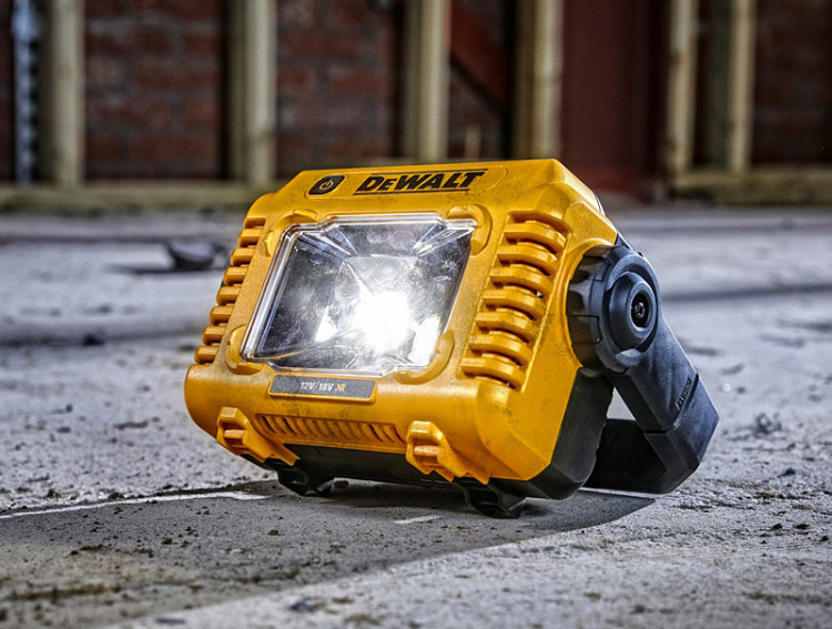 Аккумуляторный фонарь DeWALT DCL077