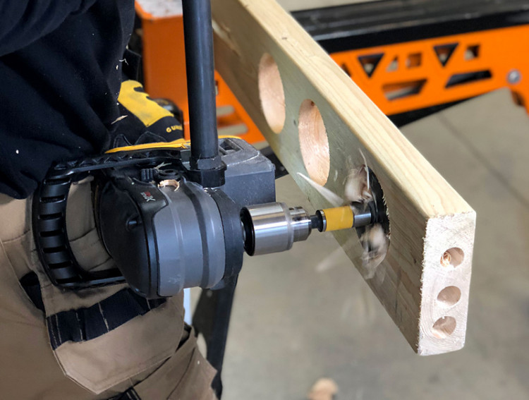 Аккумуляторная угловая дрель DeWALT DCD460N