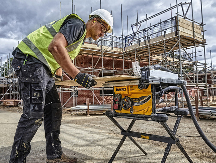 Настольная циркулярная пила DeWALT DWE7485