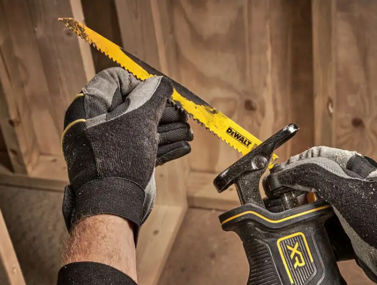 Аккумуляторная ножовка DeWALT DCS382N