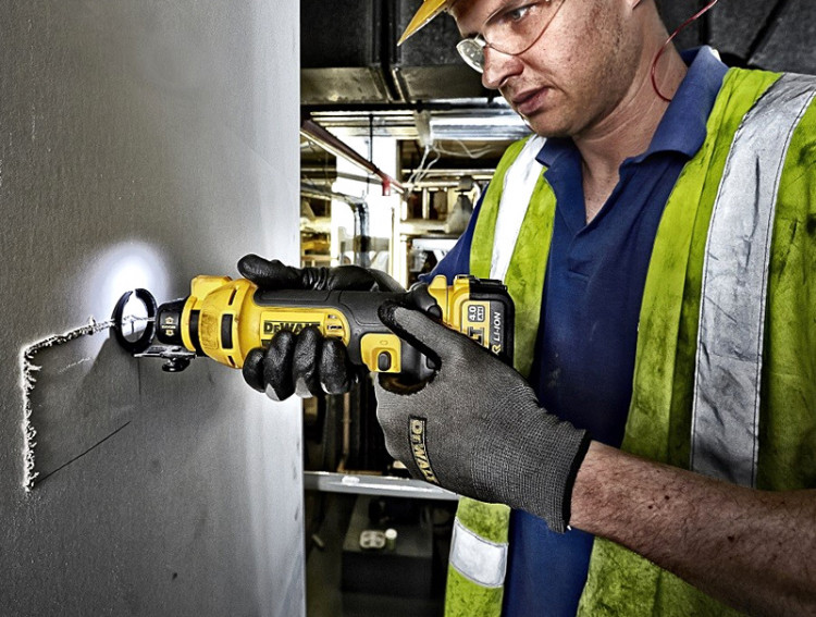 Аккумуляторный фрезер для вырезания гипсокартона DeWALT DCS551N