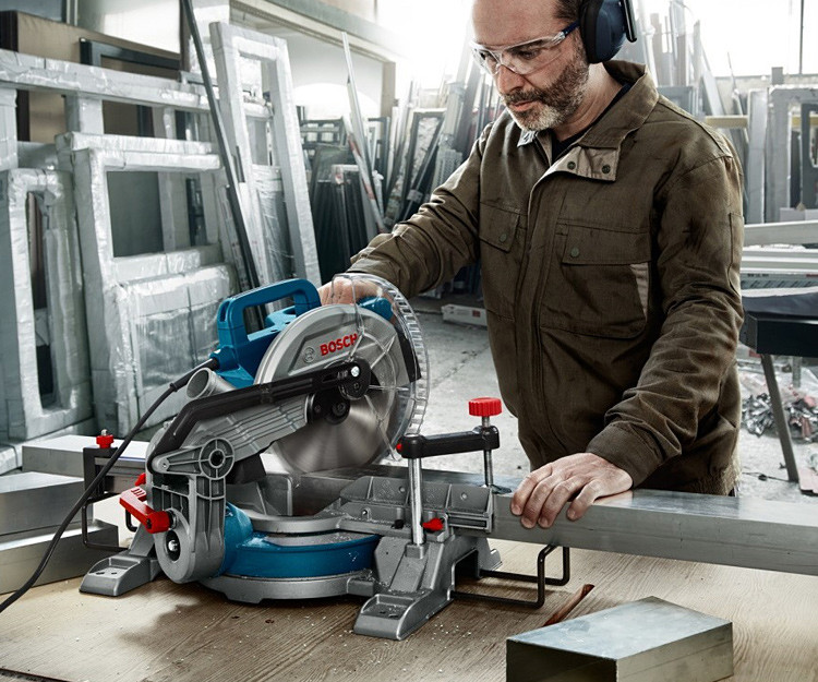 Торцовочная пила Bosch GCM 216