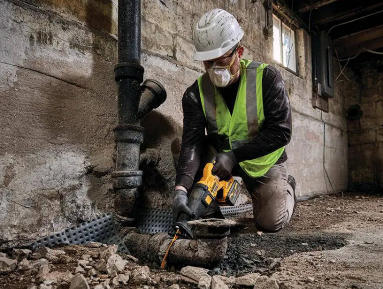 Аккумуляторная ножовка DeWALT DCS389NT