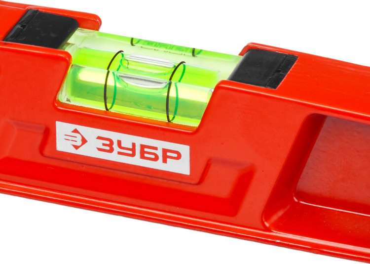 Уровень строительный ЗУБР 34723-060 предназначен для контроля горизонтальности и вертикальности поверхностей. Две цельные противоударные ампулы. Фрезерованная базовая поверхность. С углами 45° и 90° на корпусе. Литой усиленный корпус.