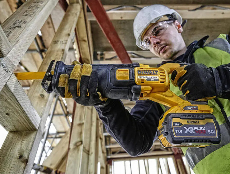 Аккумуляторная ножовка DeWALT DCS389T2