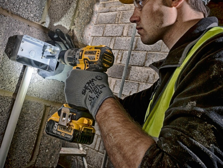 Аккумуляторная ударная дрель-шуруповерт DeWALT DCD796P2