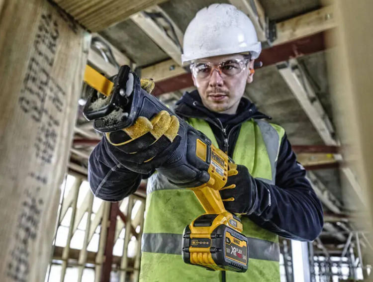 Аккумуляторная ножовка DeWALT DCS389X2