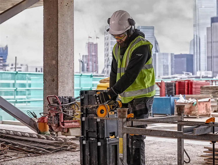 Аккумуляторная болгарка DeWALT DCG418X2