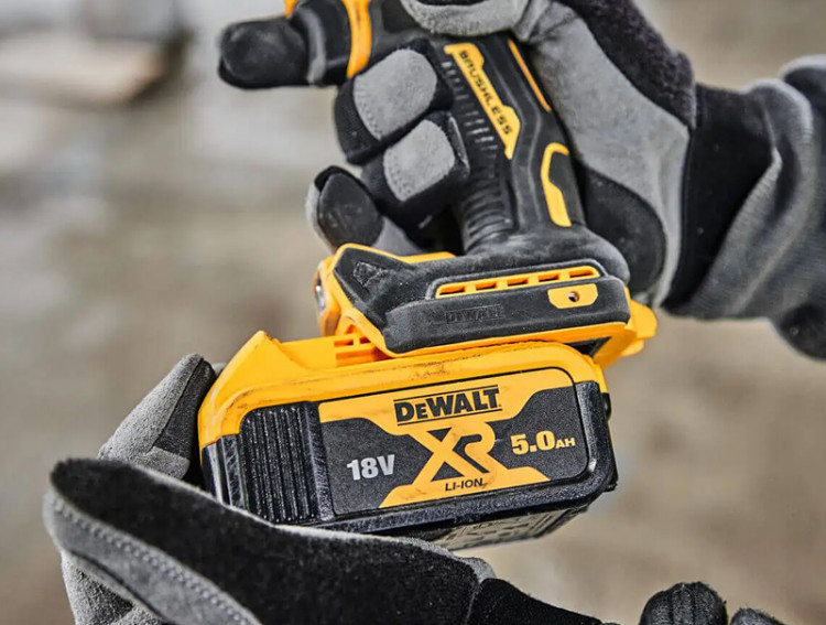 Аккумуляторная ударная дрель-шуруповерт DeWALT DCD805P2T