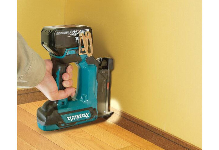 Аккумуляторный гвоздезабиватель MAKITA DPT353Z