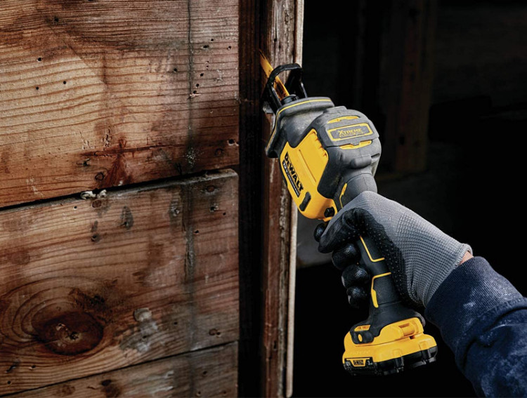 Аккумуляторная сабельная пила DeWALT DCS312D2