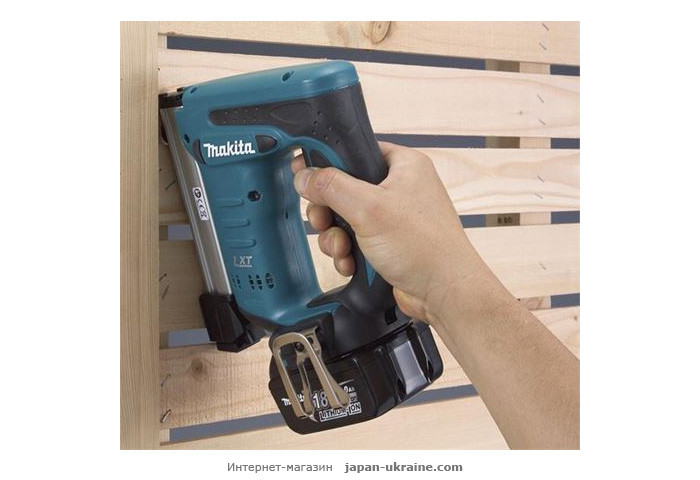 Аккумуляторный степлер MAKITA DST221Z