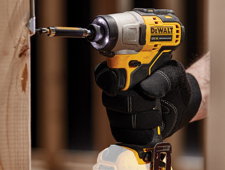 Аккумуляторный ударный шуруповерт DeWALT DCF801N