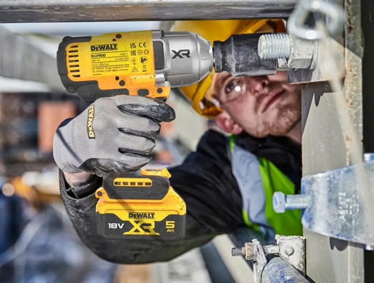 Аккумуляторный гайковерт DeWALT DCF900N