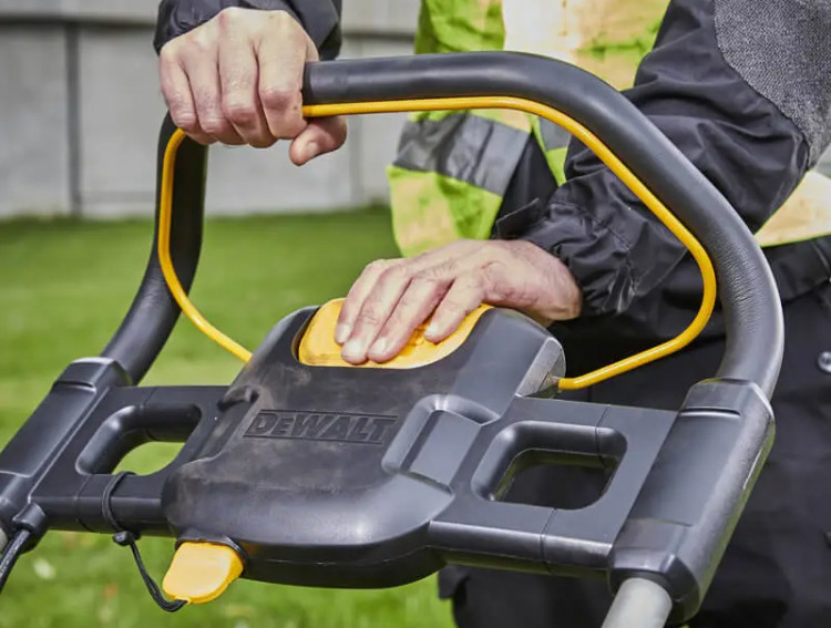 Аккумуляторная газонокосилка DeWALT DCMW564N