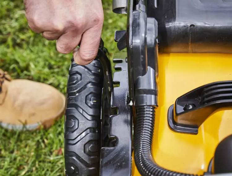 Аккумуляторная газонокосилка DeWALT DCMW564N