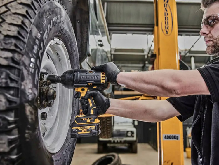 Аккумуляторный гайковерт DeWALT DCF900P2G