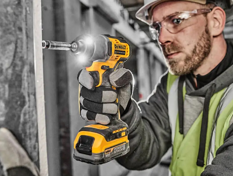 Аккумуляторный ударный шуруповерт DeWALT DCF840N