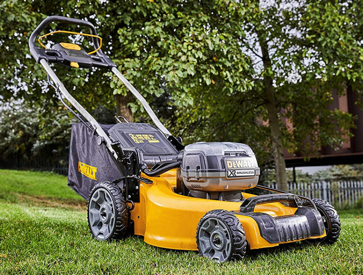 Аккумуляторная газонокосилка DeWALT DCMW564P2