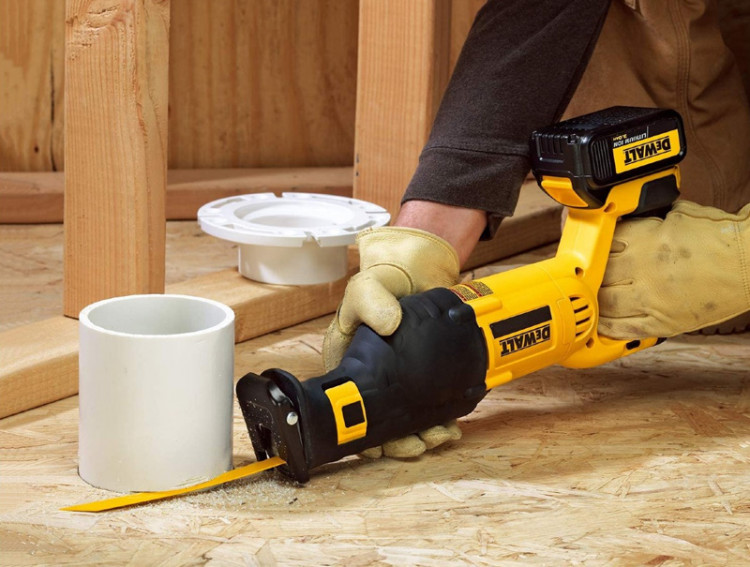 Аккумуляторная сабельная пила DeWALT DCS380M2