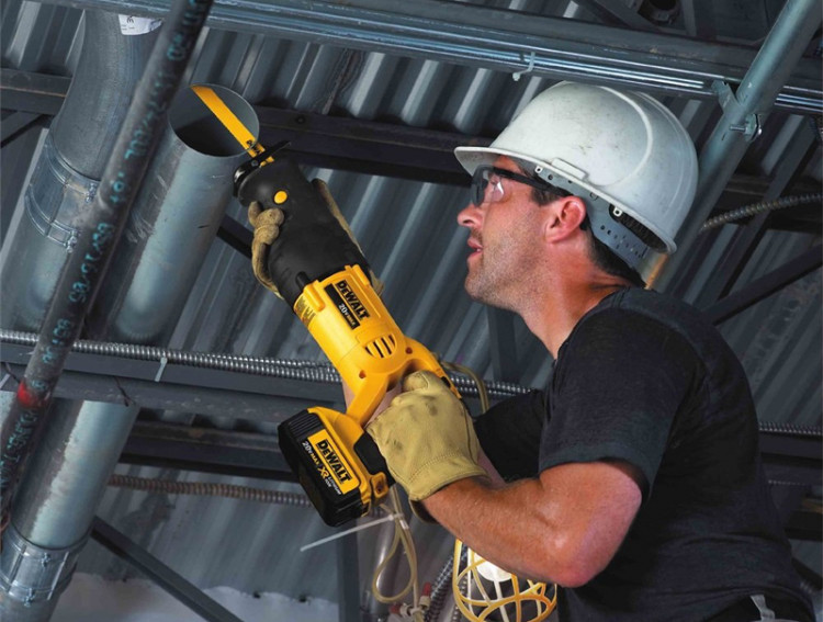 Аккумуляторная сабельная пила DeWALT DCS380M2