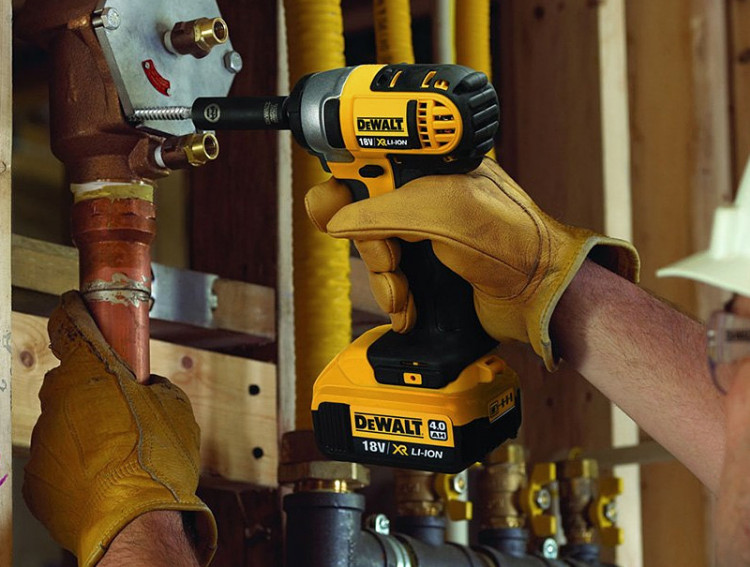 Аккумуляторный ударный гайковерт DeWALT DCF880M2