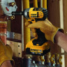 Аккумуляторный ударный гайковерт DeWALT DCF880M2